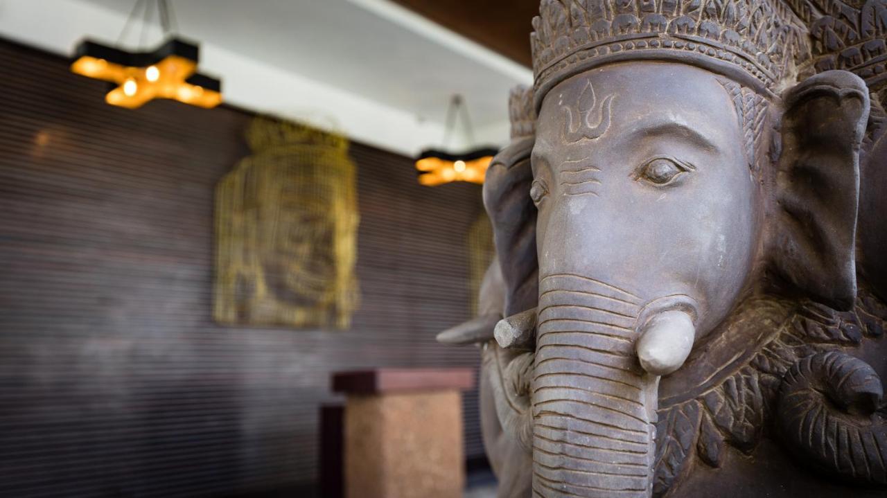 Shintana Saya La Maison Ciudad de Siem Riep Exterior foto A statue of Ganesha at the hotel