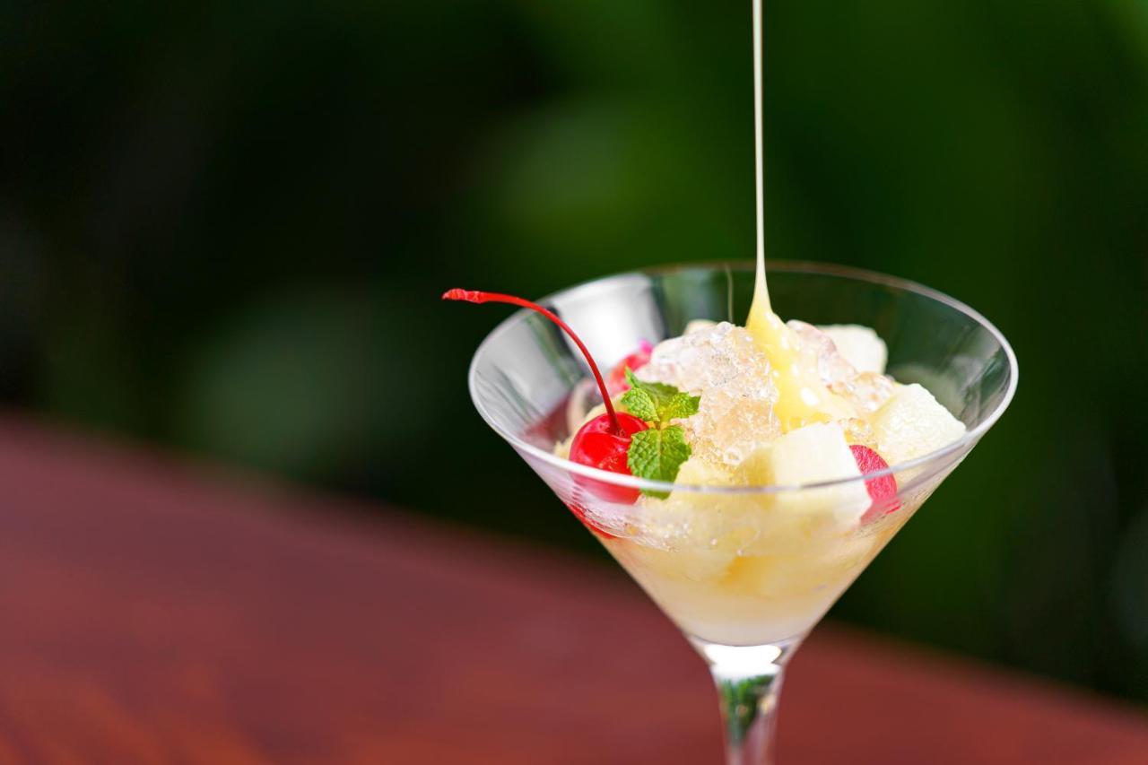 Shintana Saya La Maison Ciudad de Siem Riep Exterior foto A dessert being drizzled with crème anglaise