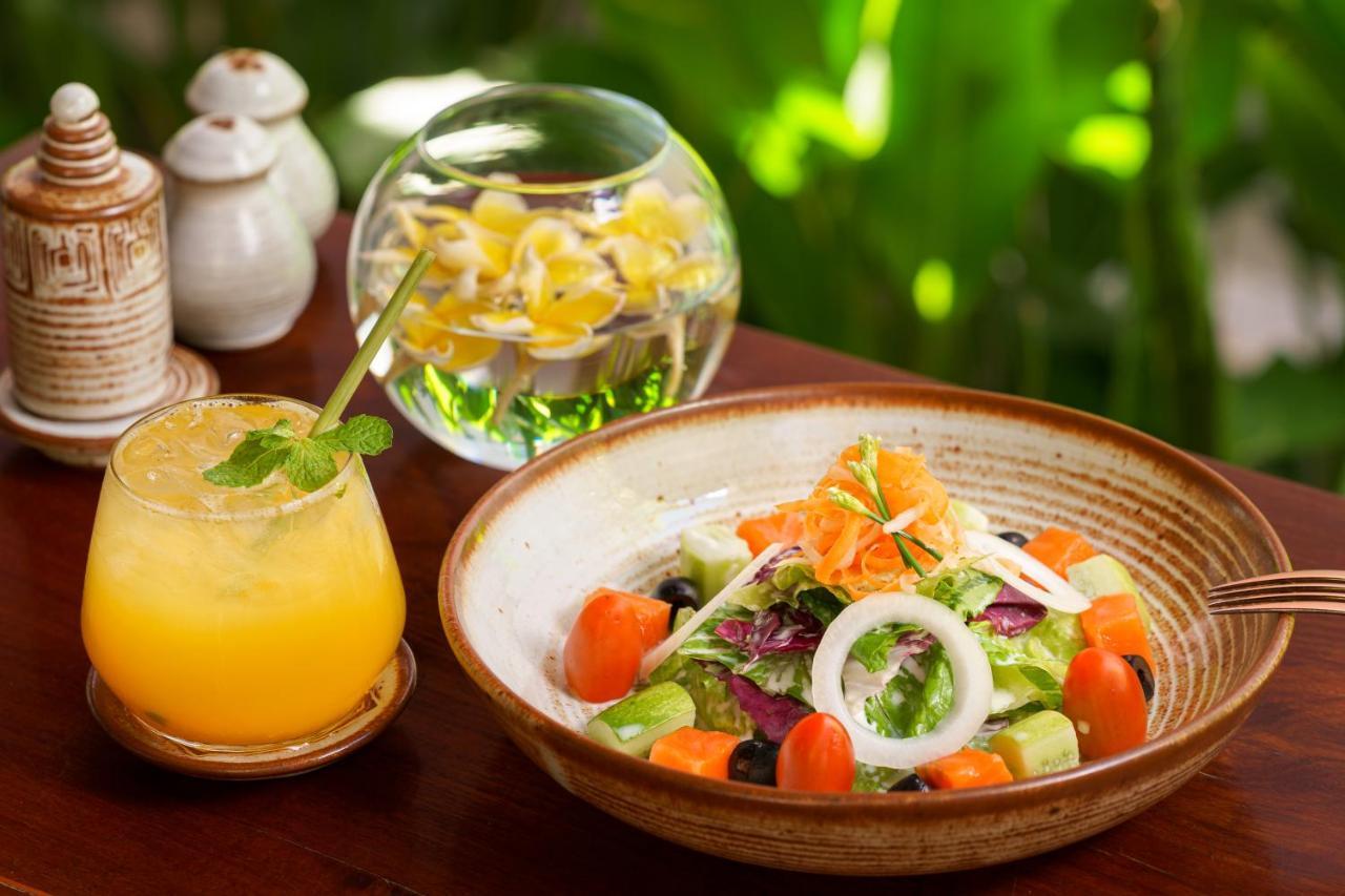 Shintana Saya La Maison Ciudad de Siem Riep Exterior foto A salad with a glass of lemonade