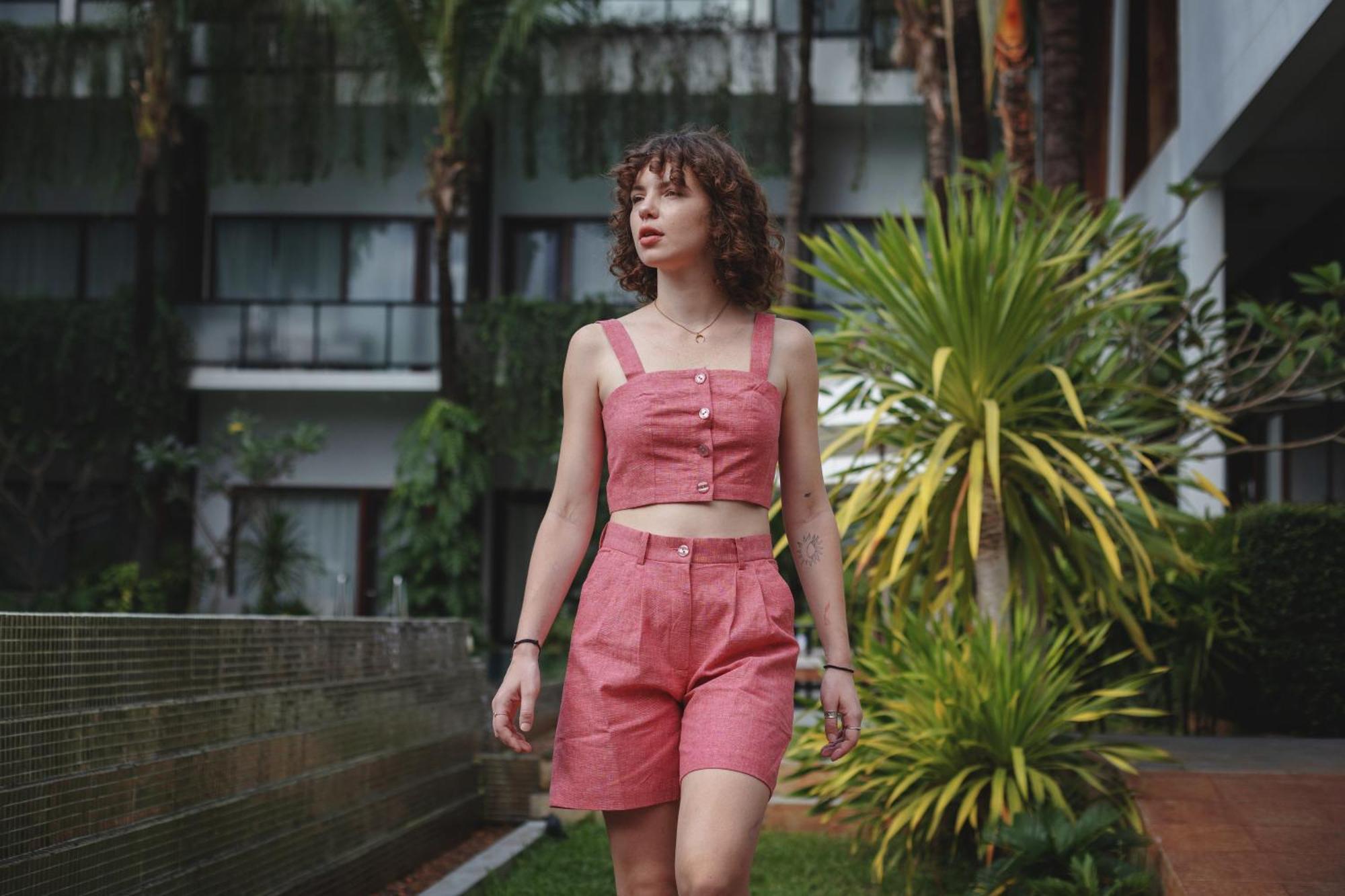 Shintana Saya La Maison Ciudad de Siem Riep Exterior foto A woman wearing a crop top